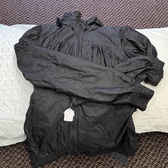 Lululemon rain jacket with hood lightweight - Picture 3 of 5